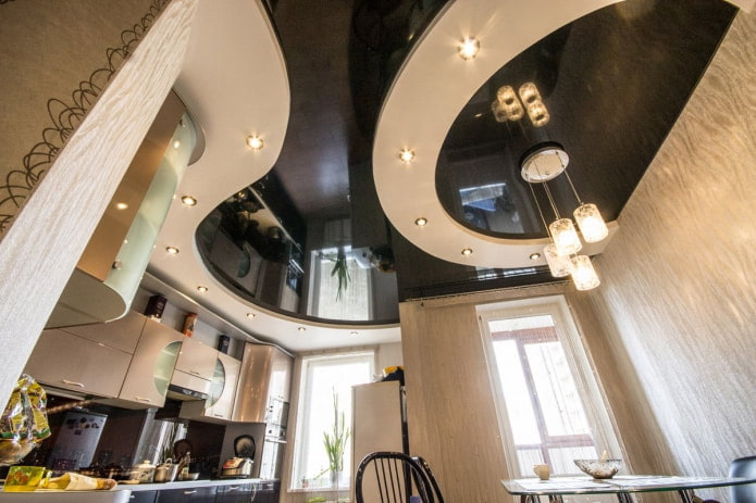 Beige en zwart plafond in de keuken