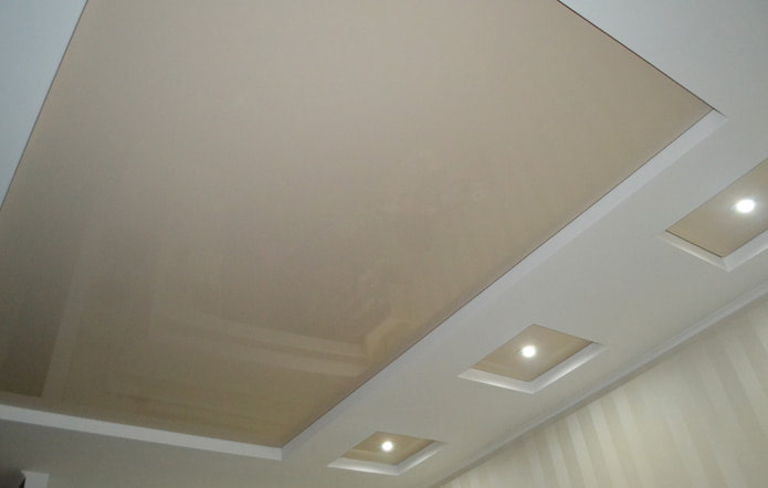 Plafond met twee niveaus, wit en beige