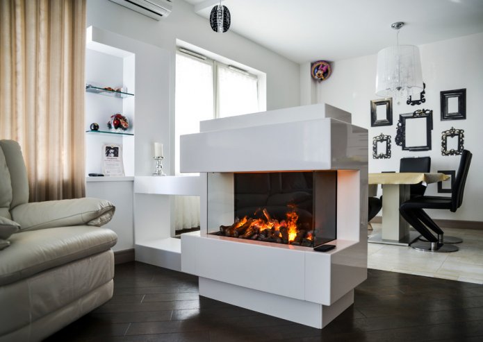 de open haard verdeelt de kamer in twee zones