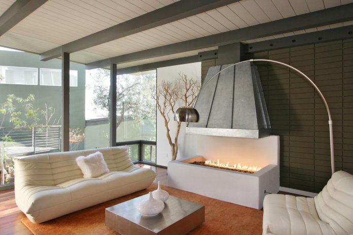 loungehoek met open haard in een landhuis