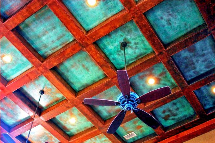 turquoise plafond met balken