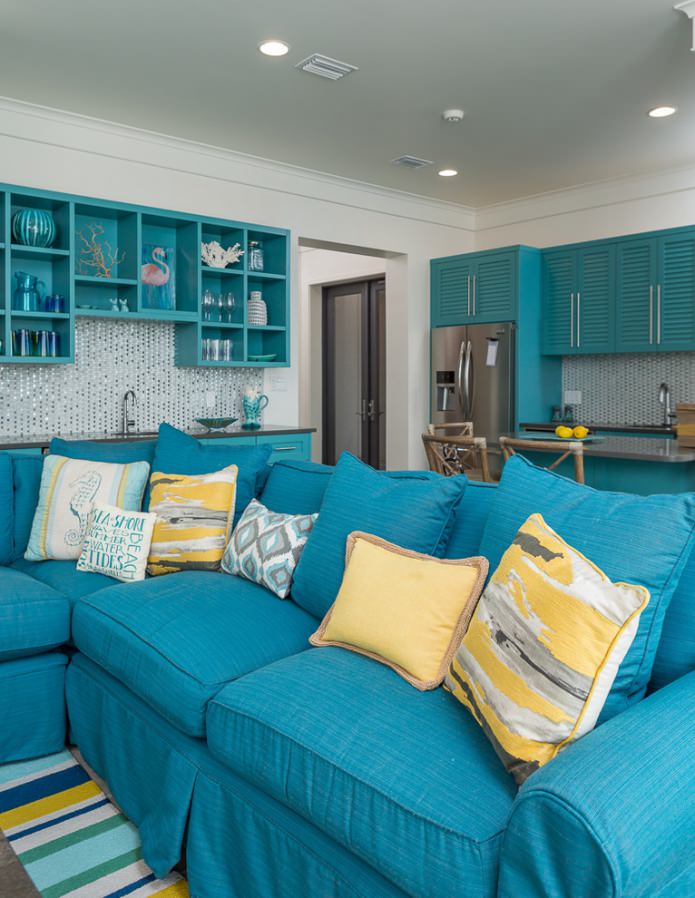 turquoise keuken gecombineerd met een woonkamer