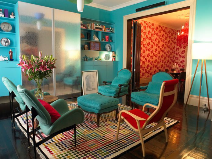turquoise muren en stoelen