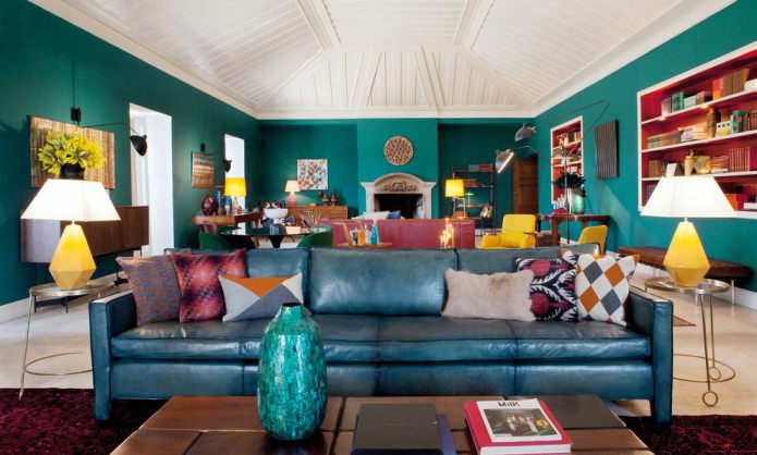 woonkamer met een mansardedak in turquoise tinten