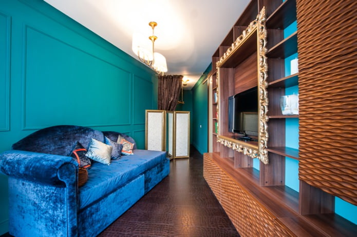 een van de muren is turquoise geverfd
