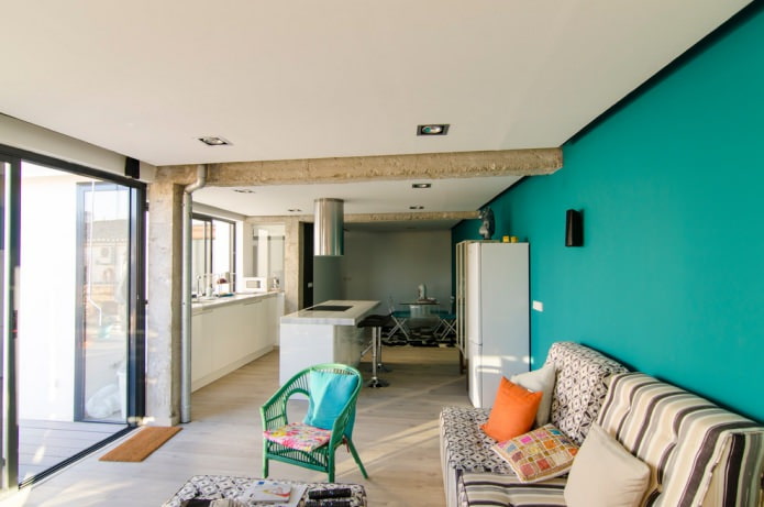 turquoise muur in een loft-kamer