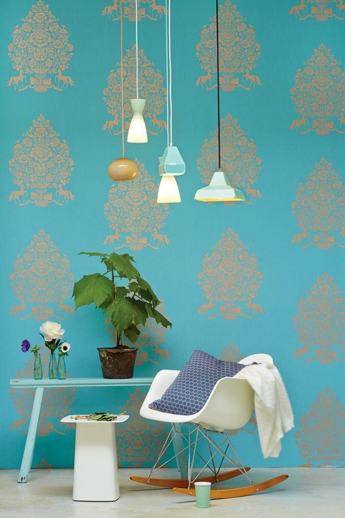 behang met een gouden patroon