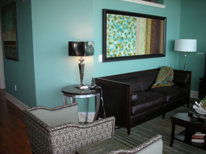 Woonkamer in turquoise en bruin