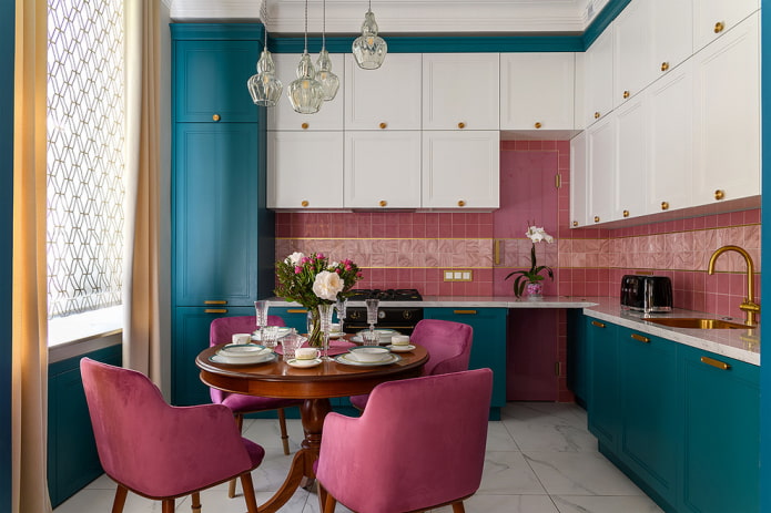 keuken in turquoise tinten met felle accenten