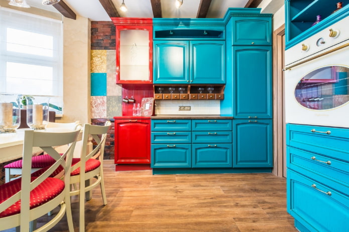 keuken in turquoise tinten met felle accenten
