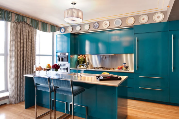 gordijnen in het interieur van de keuken turquoise