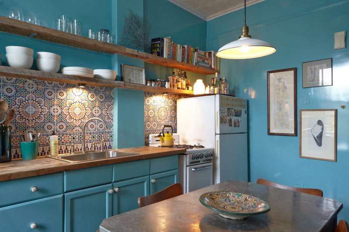 decoratie en textiel in het interieur van een turquoise keuken