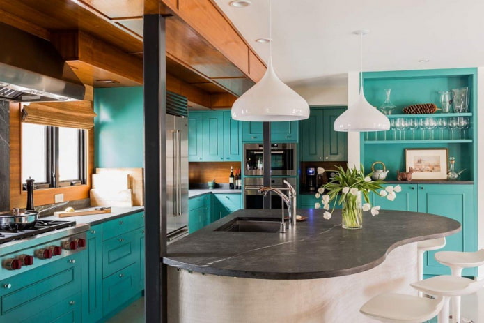 aanrechtblad in het keukeninterieur in turquoise kleur