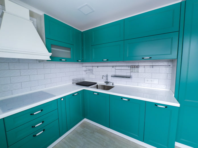keukeninterieur in witte en turquoise tinten