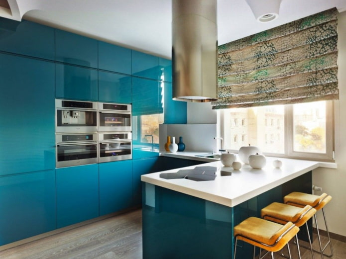 gordijnen in het interieur van de keuken turquoise
