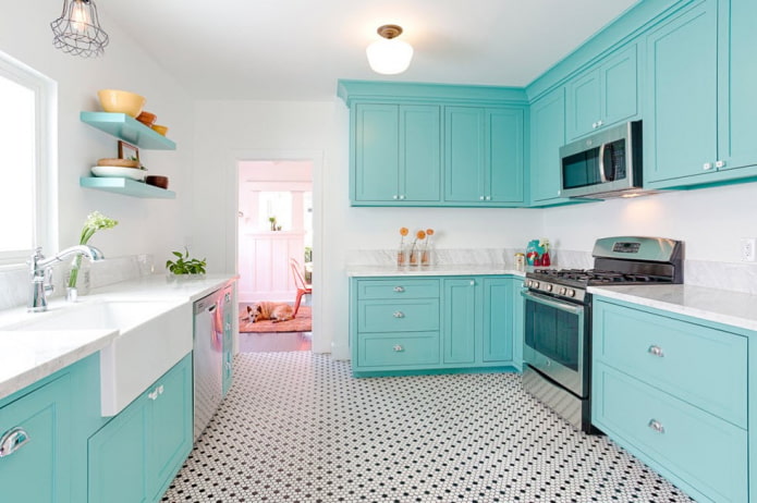 keukeninterieur in witte en turquoise tinten