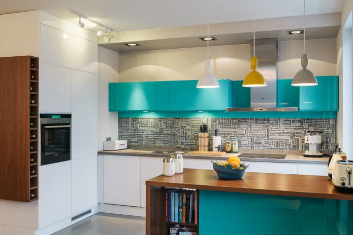 schort in het keukeninterieur in turquoise kleur