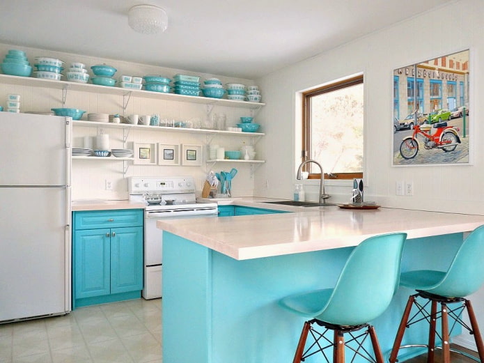 decoratie en textiel in het interieur van een turquoise keuken