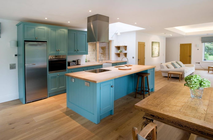 aanrechtblad in het keukeninterieur in turquoise kleur