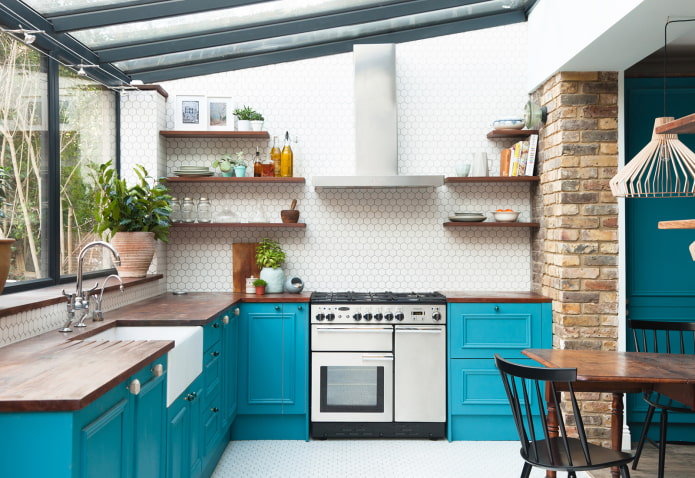 schort in het keukeninterieur in turquoise kleur