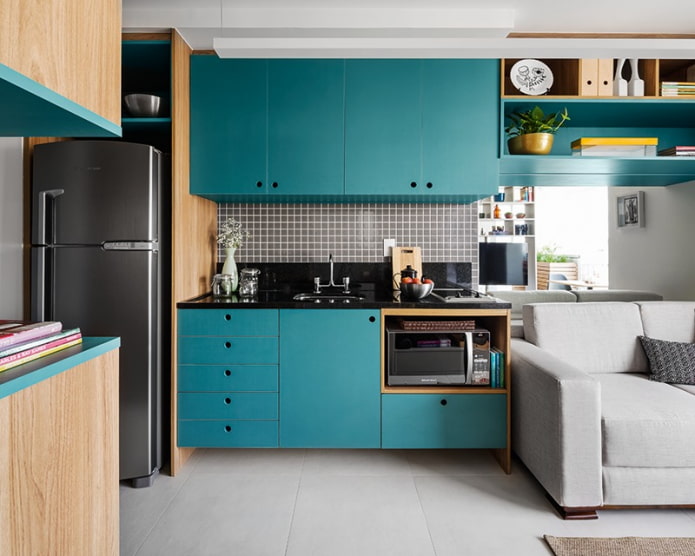 aanrechtblad in het keukeninterieur in turquoise kleur