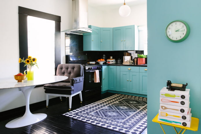 decoratie en textiel in het interieur van een turquoise keuken