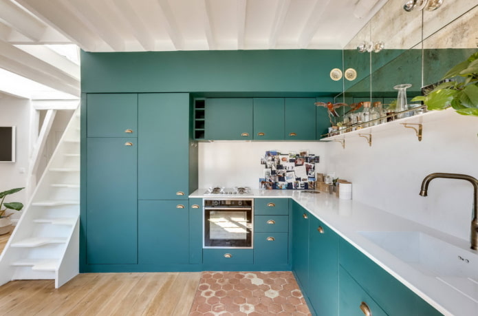 schort in het keukeninterieur in turquoise kleur