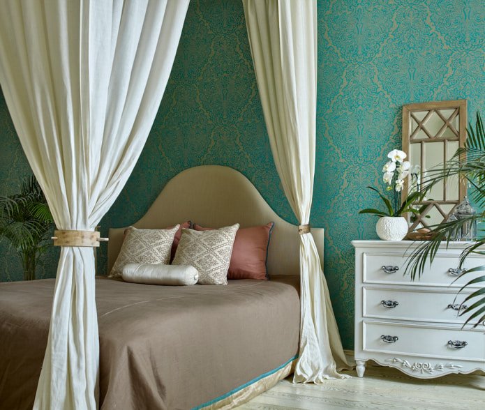 slaapkamer met een hemelbed in turquoise tinten