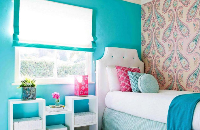 De foto toont een meisjeskamer in delicate turquoise en roze tinten