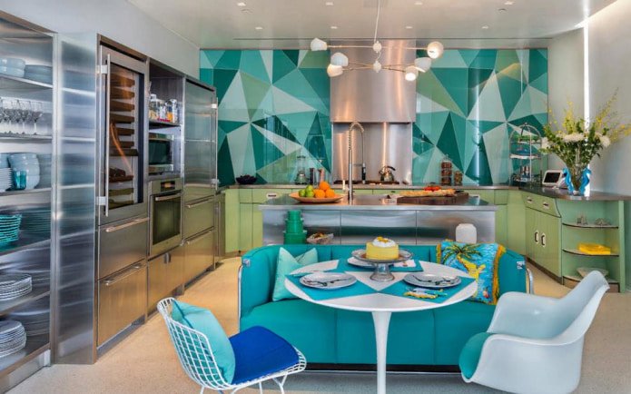 De foto toont een moderne keuken in turquoise tinten