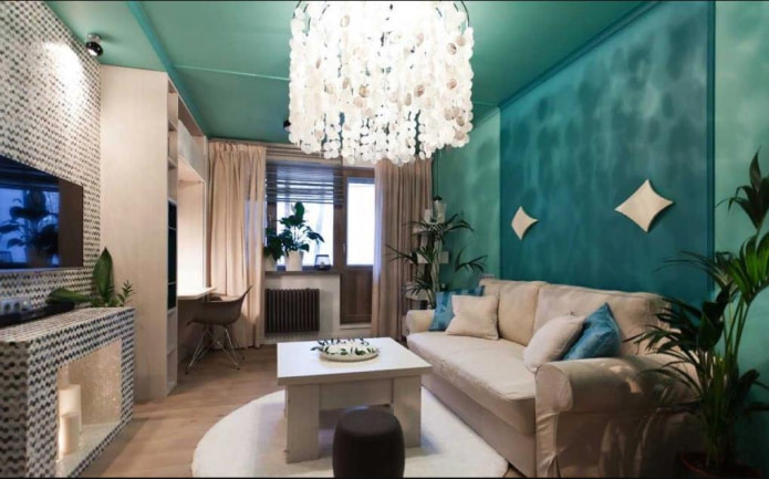 harmonie van licht turquoise tint met een accent op het paneel in het midden van de muur