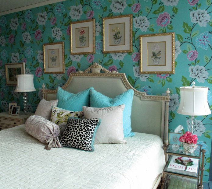 behang met bloemen aan het hoofdeinde van het bed