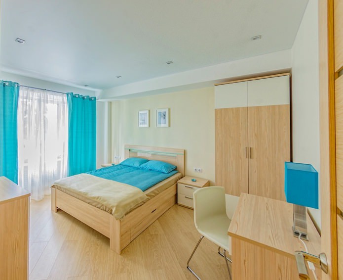 beige interieur met turquoise gordijnen aan ringen