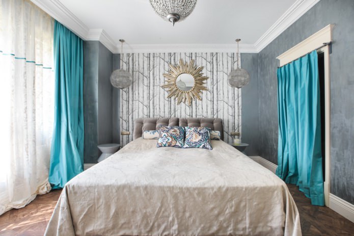 grijze kamer met turquoise gordijnen