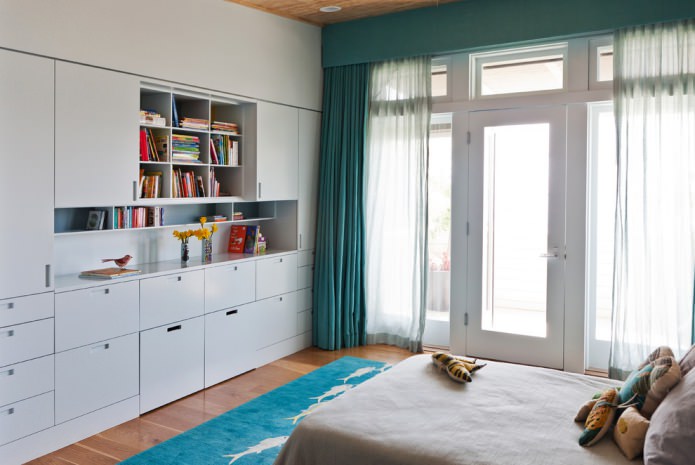 Interieur in witte tinten met turquoise gordijnen
