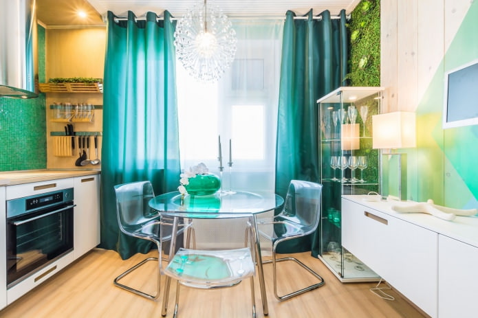 keuken met turquoise gordijnen tot op de grond