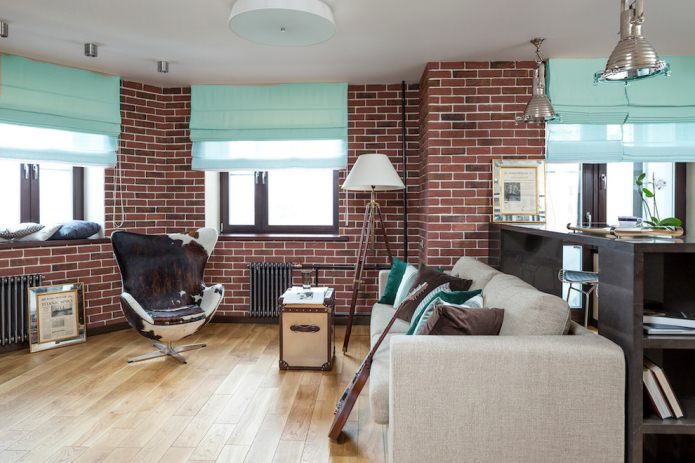 turkooizen gordijnen in een kamer in loftstijl