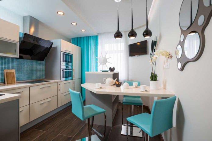 keuken met witte meubels en witte en turquoise gordijnen