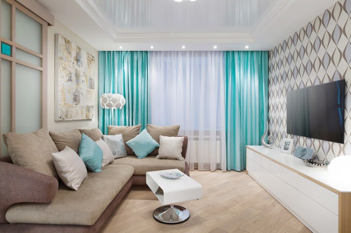 witte en turquoise gordijnen in de woonkamer
