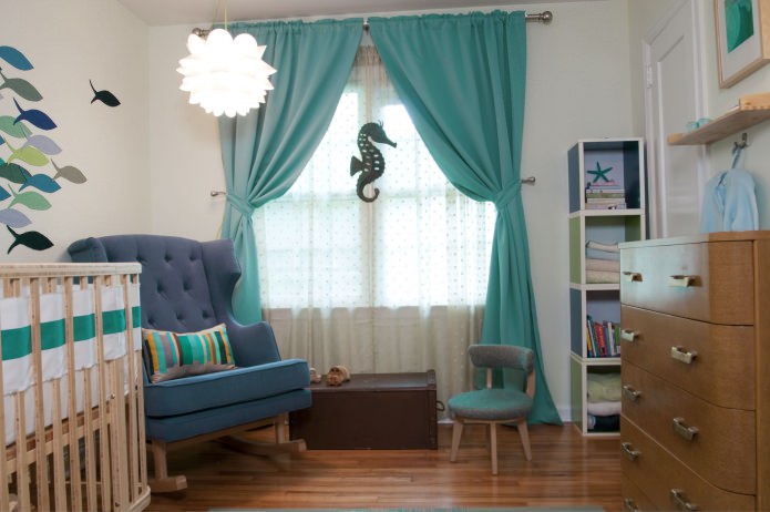 kinderkamer met doorschijnende tule gordijnen en turquoise gordijnen