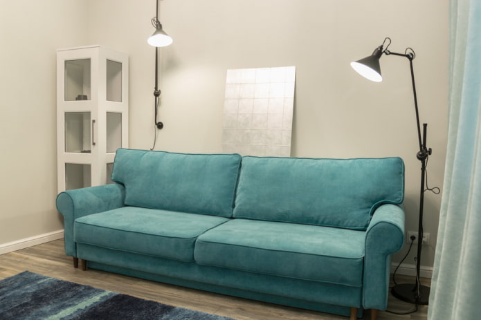 rechte turquoise bank in het interieur