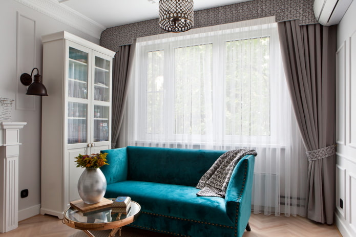 kleine turquoise bank in het interieur