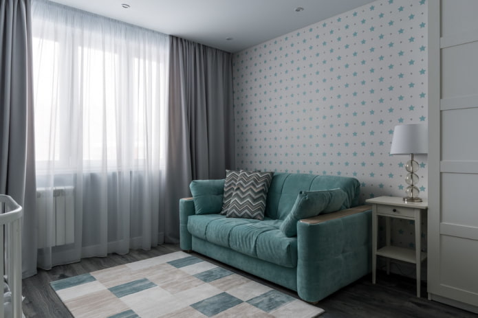 kleine turquoise bank in het interieur