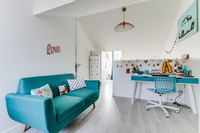 turquoise bank in het interieur van een kinderkamer