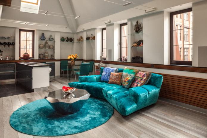 bank met turquoise stoffen bekleding in het interieur