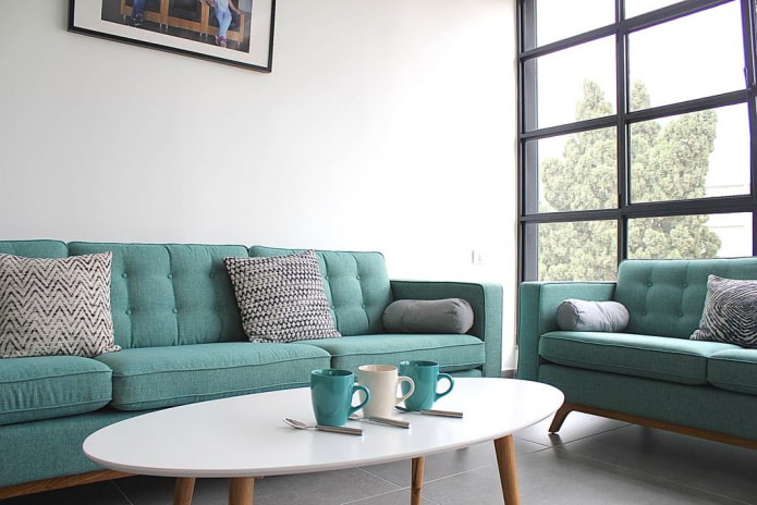 bank met turquoise stoffen bekleding in het interieur