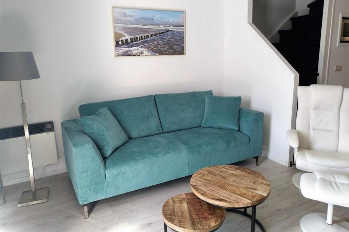 rechte turquoise bank in het interieur