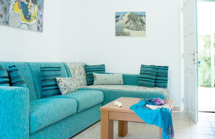 helder turquoise bank in het interieur