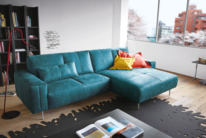 bank met turquoise leren bekleding in het interieur