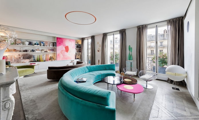 halfronde turquoise bank in het interieur